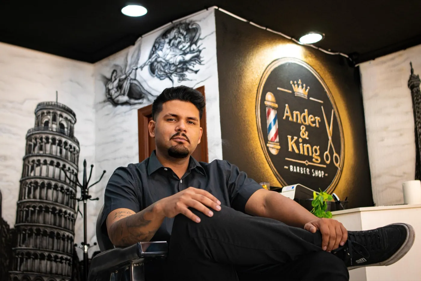 Retrato profesional de Anderson, barbero y dueño de Ander & King, en su local